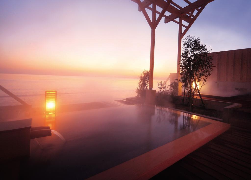 Amane Resort Seikai Beppu Exteriör bild A view of the outdoor onsen at the Hoshino Resorts Karuizawa Hika
